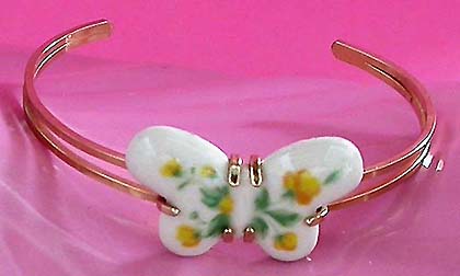 a beautiful vintage costume jewelry bracelet unsigned