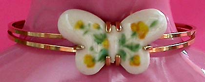 a beautiful vintage costume jewelry bracelet unsigned