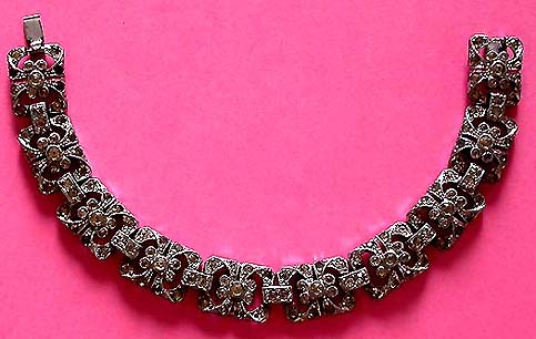 a beautiful vintage costume jewelry bracelet unsigned
