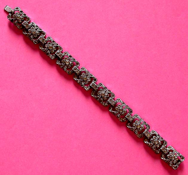 a beautiful vintage costume jewelry bracelet unsigned