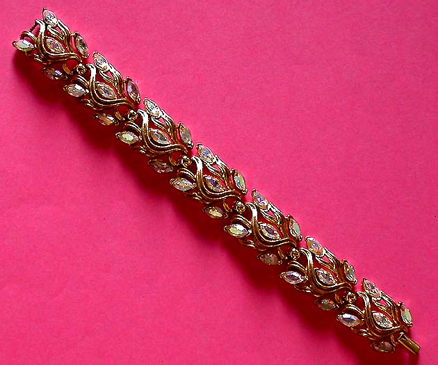 a beautiful vintage costume jewelry bracelet unsigned