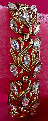 a beautiful vintage costume jewelry bracelet unsigned