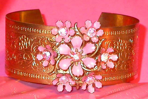 a beautiful vintage costume jewelry bracelet unsigned