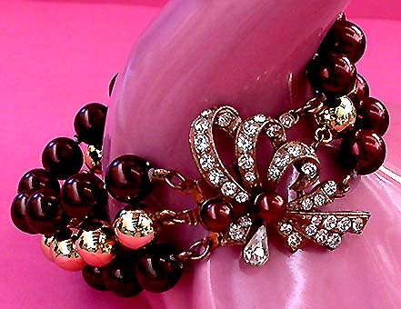 a beautiful vintage costume jewelry bracelet unsigned