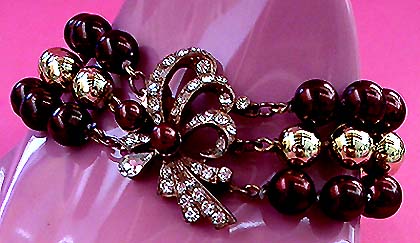 a beautiful vintage costume jewelry bracelet unsigned