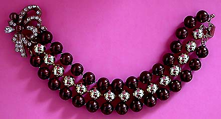 a beautiful vintage costume jewelry bracelet unsigned
