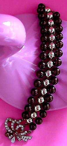 a beautiful vintage costume jewelry bracelet unsigned