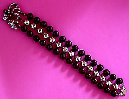 a beautiful vintage costume jewelry bracelet unsigned