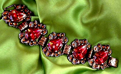 a beautiful vintage costume jewelry bracelet unsigned