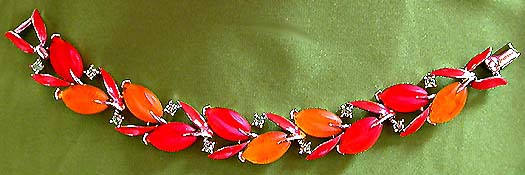 a beautiful vintage costume jewelry bracelet unsigned