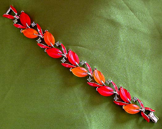 a beautiful vintage costume jewelry bracelet unsigned