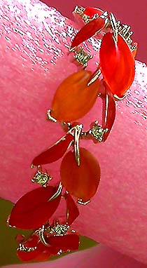 a beautiful vintage costume jewelry bracelet unsigned
