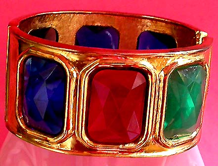 a beautiful vintage costume jewelry bracelet unsigned