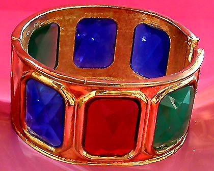 a beautiful vintage costume jewelry bracelet unsigned