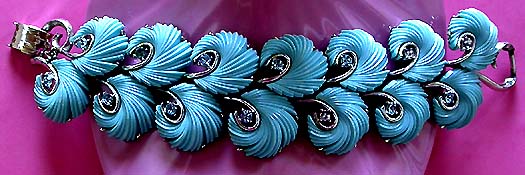 a beautiful vintage costume jewelry bracelet unsigned