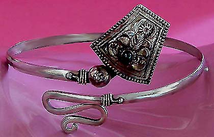 a beautiful vintage costume jewelry bracelet unsigned