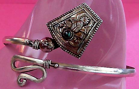 a beautiful vintage costume jewelry bracelet unsigned
