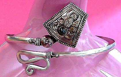 a beautiful vintage costume jewelry bracelet unsigned
