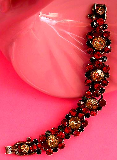 a beautiful vintage costume jewelry bracelet unsigned