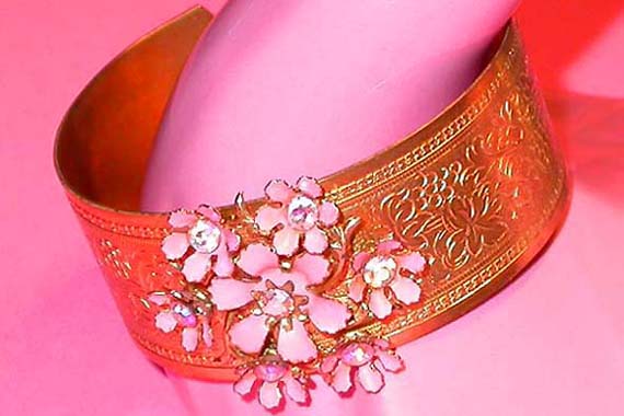 a beautiful vintage costume jewelry bracelet unsigned