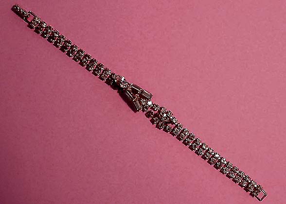 a beautiful vintage costume jewelry bracelet unsigned