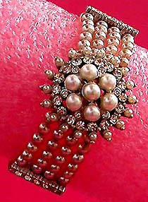 a beautiful vintage costume jewelry bracelet unsigned