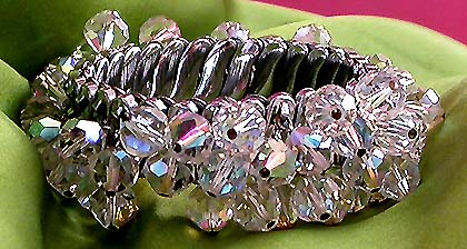 a beautiful vintage costume jewelry bracelet unsigned