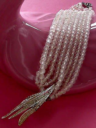 a beautiful vintage costume jewelry bracelet unsigned