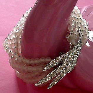 a beautiful vintage costume jewelry bracelet unsigned
