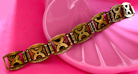 a beautiful vintage costume jewelry bracelet unsigned