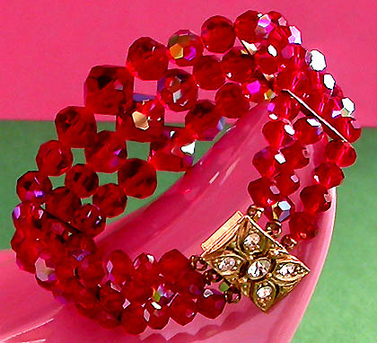 a beautiful vintage costume jewelry bracelet unsigned