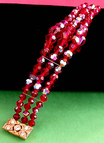 a beautiful vintage costume jewelry bracelet unsigned