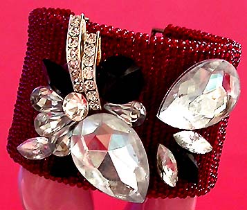 a beautiful vintage costume jewelry bracelet unsigned