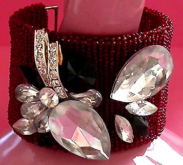 a beautiful vintage costume jewelry bracelet unsigned