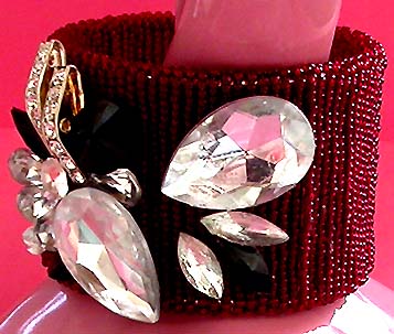 a beautiful vintage costume jewelry bracelet unsigned