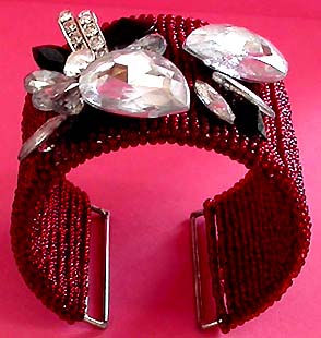 a beautiful vintage costume jewelry bracelet unsigned