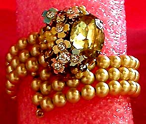 a beautiful vintage costume jewelry bracelet unsigned