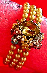 a beautiful vintage costume jewelry bracelet unsigned