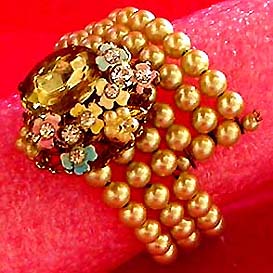 a beautiful vintage costume jewelry bracelet unsigned