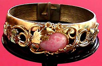 a beautiful vintage costume jewelry bracelet unsigned