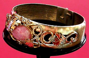 a beautiful vintage costume jewelry bracelet unsigned