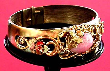 a beautiful vintage costume jewelry bracelet unsigned