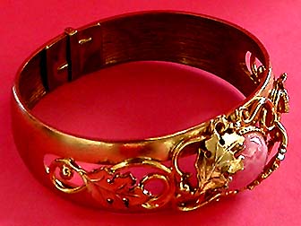 a beautiful vintage costume jewelry bracelet unsigned