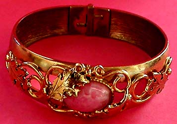 a beautiful vintage costume jewelry bracelet unsigned
