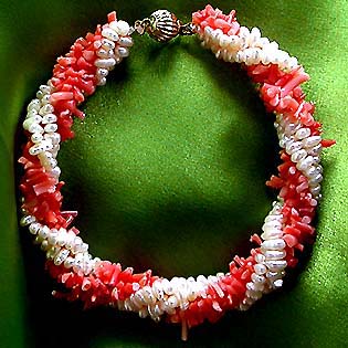 a beautiful vintage costume jewelry bracelet unsigned