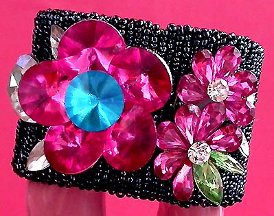 a beautiful vintage costume jewelry bracelet unsigned