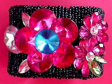 a beautiful vintage costume jewelry bracelet unsigned