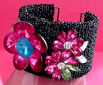 a beautiful vintage costume jewelry bracelet unsigned