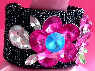a beautiful vintage costume jewelry bracelet unsigned