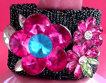 a beautiful vintage costume jewelry bracelet unsigned